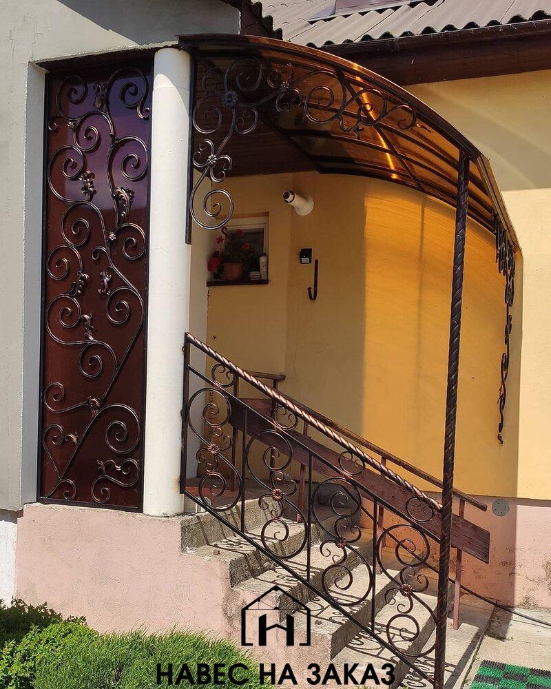 Навес над крыльцом из поликарбоната 2 на 2 м по лучшей цене Навес над крыльцом из поликарбоната 2 на 2 м